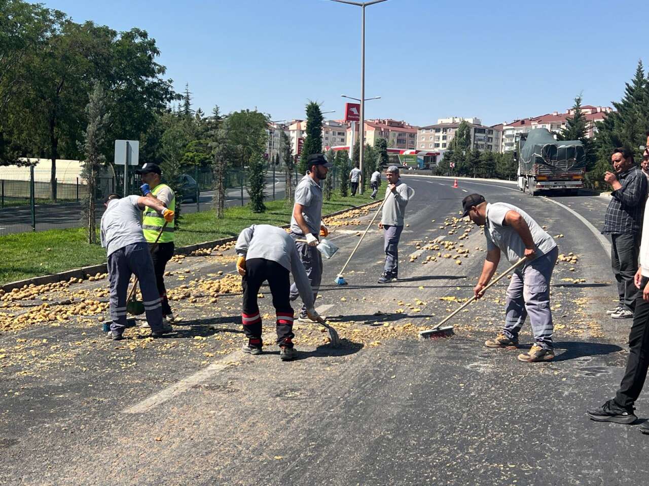 TIR’daki 1 ton patates yola döküldü! Şoföre ceza yağdı 4